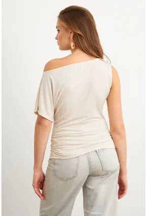 Kadın Vanilya Aksesuarlı Asimetrik Kol Bluz VA102