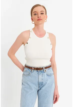 Kadın Beyaz Düğme Detaylı Kolsuz Kaşkorse Bluz TF55