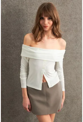 Kadın Ekru Madonna Yaka Yırtmaçlı Crop Bluz ELT4034