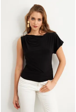 Kadın Siyah Aksesuarlı Asimetrik Kol Bluz VA102