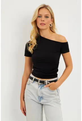 Kadın Siyah Asimetrik Yaka Büzgüllü Bluz DMR332