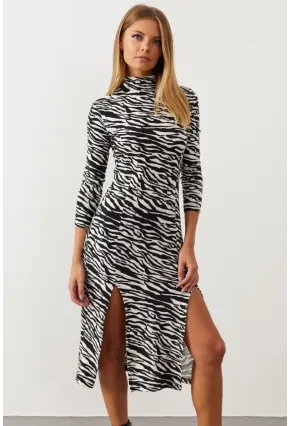 Kadın Siyah-Beyaz Çift Yırtmaçlı Zebra Desen Elbise EY1066