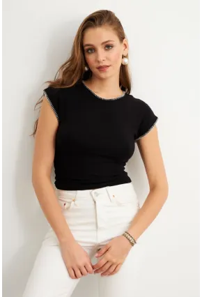 Kadın Siyah Kontrast Dikişli T-Shirt FLU766