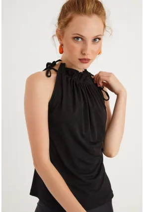 Kadın Siyah Yakası Fırfırlı Kolsuz Bluz BTH01