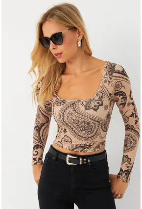 Kadın Vanilya-Siyah Kare Yaka Desenli Crop Bluz LİK13