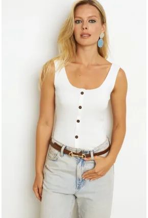 Kadın Beyaz Düğme Aksesuarlı Bluz MK14