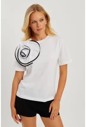 Kadın Beyaz Gül Aksesuarlı T-Shirt SF12740