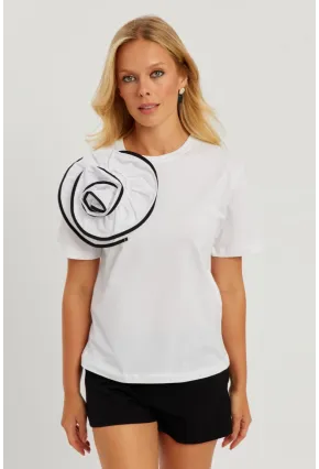 Kadın Beyaz Gül Aksesuarlı T-Shirt SF12740