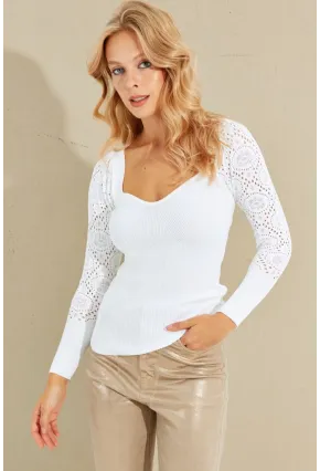 Kadın Beyaz Kalp Yaka Ajurlu Triko Bluz SMT217