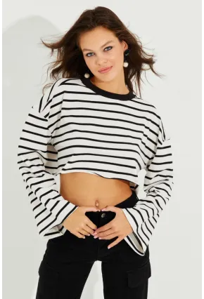 Kadın Beyaz-Siyah Çizgili Crop Sweatshirt EZG501