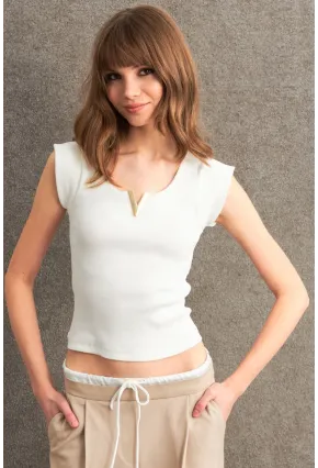 Kadın Ekru Aksesuarlı Kolsuz Bluz RLO101