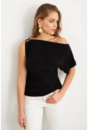 Kadın Siyah Aksesuarlı Asimetrik Kol Bluz VA102