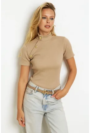 Kadın Sütlü Kahve Düğme Aksesuarlı Kaşkorse Bluz EY2560