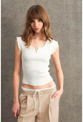 Kadın Ekru Aksesuarlı Kolsuz Bluz RLO101
