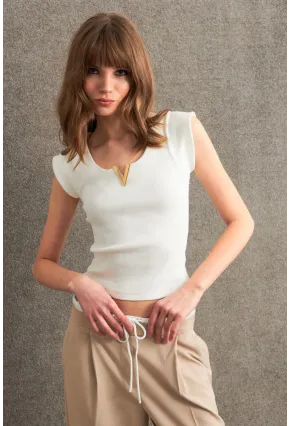 Kadın Ekru Aksesuarlı Kolsuz Bluz RLO101