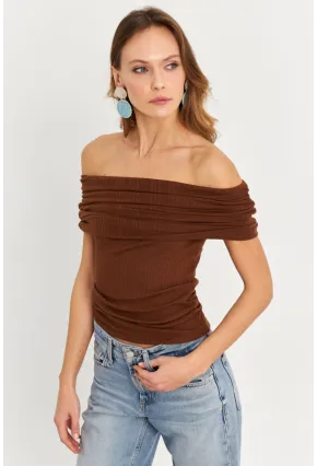 Kadın Kahverengi Kolsuz Madonna Yaka Bluz TF51