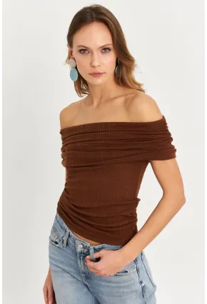 Kadın Kahverengi Kolsuz Madonna Yaka Bluz TF51