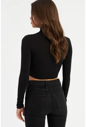 Kadın Siyah Aksesuarlı Crop Bluz EY2944