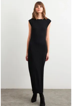 Kadın Siyah Kolsuz Yırtmaçlı Midi Elbise TF60