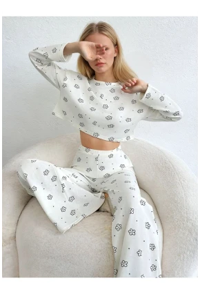 Çiçek Desenli Uzun Kol Pijama Takımı