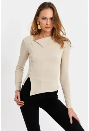 DÜĞME AKSESUARLI ÇAPRAZ YAKA BLUZ