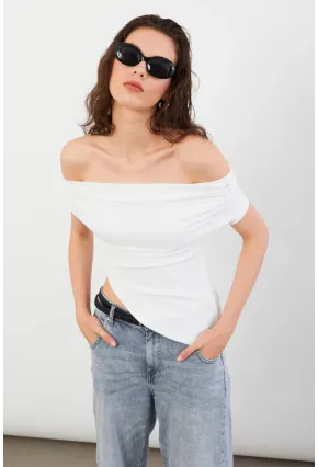 Kadın Beyaz Asimetrik Madonna Yaka Bluz OPS4251