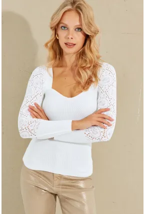 Kadın Beyaz Kalp Yaka Ajurlu Triko Bluz SMT217