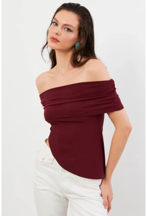 Kadın Bordo Asimetrik Madonna Yaka Bluz OPS4251