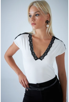 Kadın Ekru V Yaka Dantel Detaylı Bluz EY3133