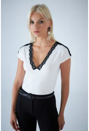Kadın Ekru V Yaka Dantel Detaylı Bluz EY3133