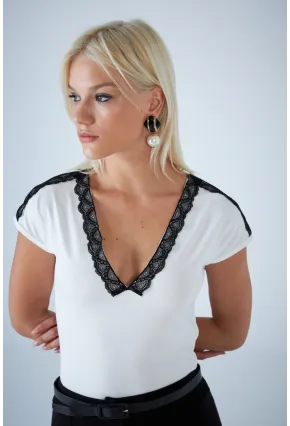 Kadın Ekru V Yaka Dantel Detaylı Bluz EY3133