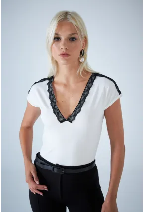 Kadın Ekru V Yaka Dantel Detaylı Bluz EY3133