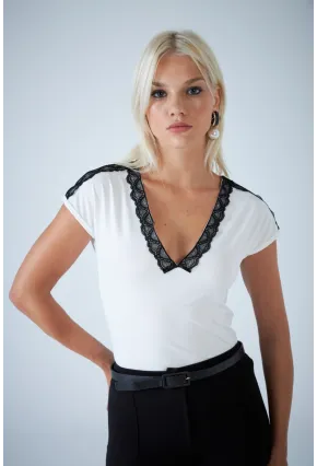 Kadın Ekru V Yaka Dantel Detaylı Bluz EY3133