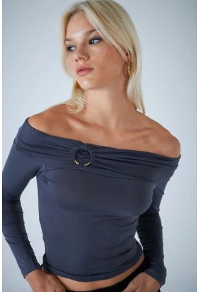 Kadın Gri Halka Aksesuarlı Madonna Yaka Crop Bluz COL3043