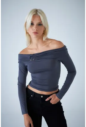 Kadın Gri Halka Aksesuarlı Madonna Yaka Crop Bluz COL3043