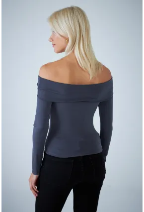 Kadın Gri Halka Aksesuarlı Madonna Yaka Crop Bluz COL3043