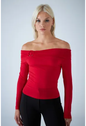 Kadın Kırmızı Halka Aksesuarlı Madonna Yaka Crop Bluz COL3043