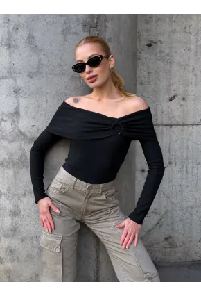 Kadın Madonna Yaka Halka Detay Siyah Bluz