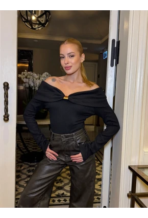 Kadın Omuz Açık Toka Detaylı Siyah Bluz