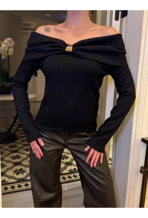 Kadın Omuz Açık Toka Detaylı Siyah Bluz