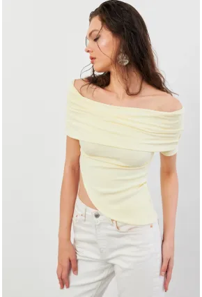 Kadın Sarı Asimetrik Madonna Yaka Bluz OPS4251