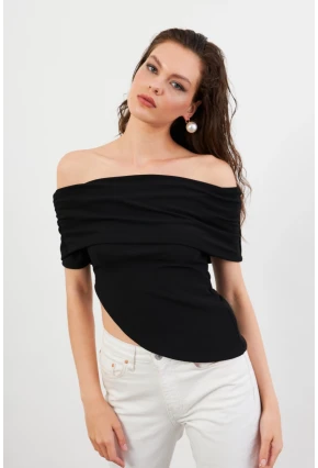 Kadın Siyah Asimetrik Madonna Yaka Bluz OPS4251