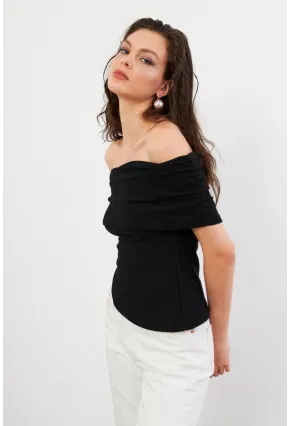 Kadın Siyah Asimetrik Madonna Yaka Bluz OPS4251
