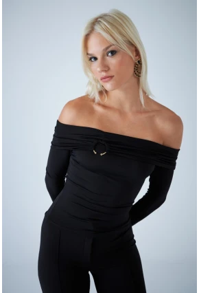 Kadın Siyah Halka Aksesuarlı Madonna Yaka Crop Bluz COL3043