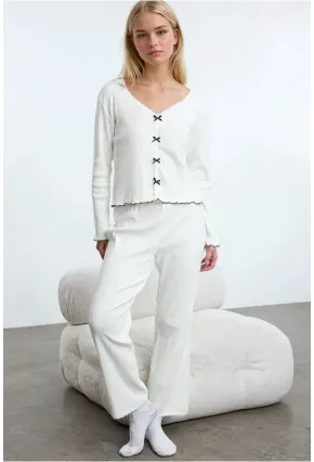 Pamuklu Dantel ve Fiyonk Detaylı Fitilli Örme Pijama Takımı Beyaz