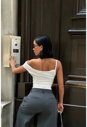 Asimetrik Kesim Beyaz Esnek Crop Bluz