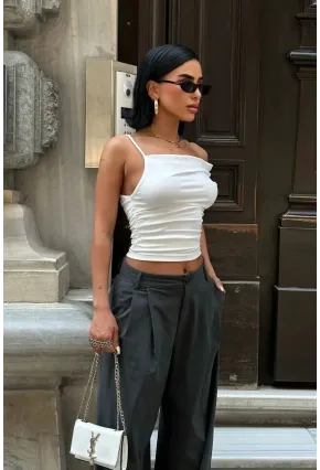 Asimetrik Kesim Beyaz Esnek Crop Bluz