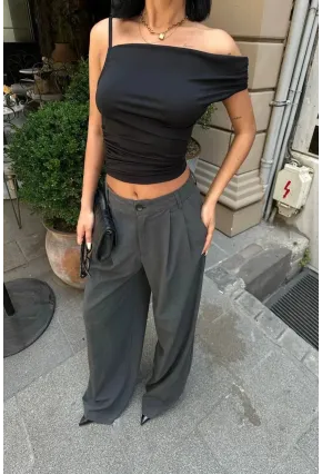 Asimetrik Kesim Siyah Esnek Crop Bluz