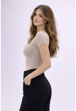 Bej Sandy Kumaş Kare Yaka Kısa Kollu Kadın Bodysuit – Fit & Şık Tasarım