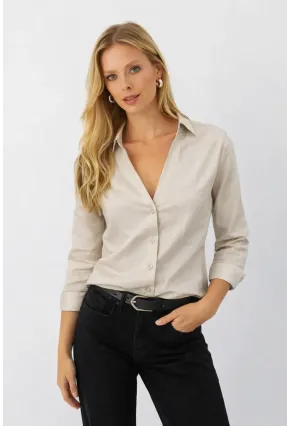 Bej V Yaka Düğmeli Kadın Gömlek – Rahat Kesim, Günlük & Şık Stil